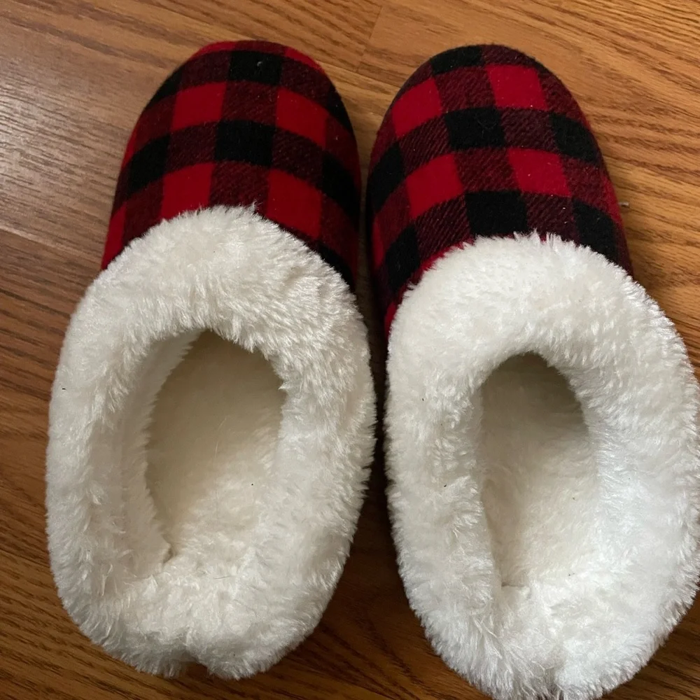 Slippers - Picture 1 of 2